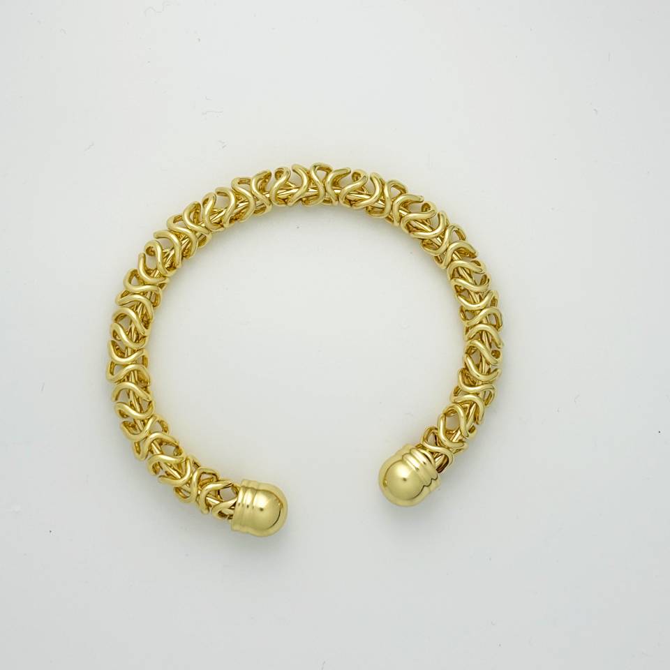AuroraGild Wrap – Golden Elegance – Party Perfect
